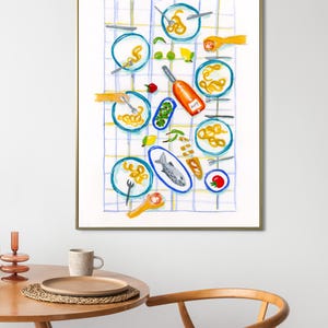 以下が含まれることがあります： パスタ料理、魚、ワインボトルが描かれたテーブルセッティングの水彩画。青と白のチェック柄のテーブルクロス、お皿、フォーク、スプーンが特徴です。絵画は金のフレームに額装されています。