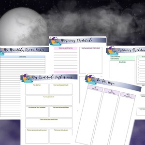Puede incluir: Un conjunto de p&aacute;ginas de planificador imprimibles con un tema de luna y estrellas. Las p&aacute;ginas incluyen secciones para notas de sue&ntilde;os mensuales, gratitud de la ma&ntilde;ana y la noche, reflexiones sobre la gratitud y listas de tareas.