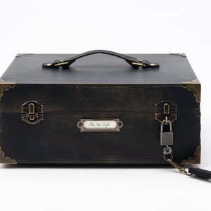 Vintage Treasure Box gemaakt met verweerd zwart geverfd MDF