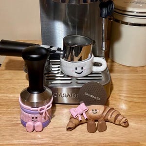 Soporte para prensador y portafiltro de espresso / Organizador de estación de café / Regalo para barista / Accesorios para espresso / Bonita decoración para cafetería /