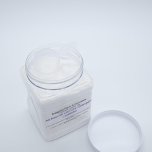 Puede incluir: Un recipiente rectangular blanco de detergente para ropa con una tapa transparente y una cuchara. La etiqueta dice "Maggie's Farm & Aromatics All Natural Laundry Detergent Lavender". La tapa est&aacute; a un lado.