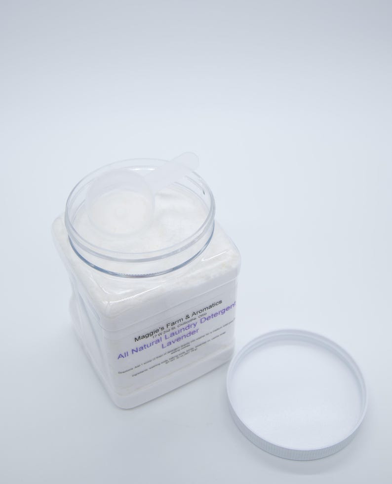 Puede incluir: Un recipiente rectangular blanco de detergente para ropa con una tapa transparente y una cuchara. La etiqueta dice "Maggie's Farm & Aromatics All Natural Laundry Detergent Lavender". La tapa est&aacute; a un lado.