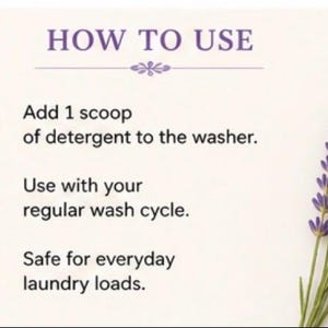 Puede incluir: Imagen con texto "C&Oacute;MO USAR" e instrucciones para detergente para ropa. Incluye iconos y texto: Agregue 1 cucharada de detergente a la lavadora, &Uacute;selo con su ciclo de lavado regular, Seguro para cargas de lavado diarias. Hay ramitas de lavanda en la imagen.