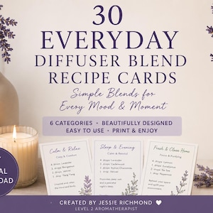 Puede incluir: Descarga digital de 30 tarjetas de recetas de mezclas de difusores diarias. La imagen presenta velas, jarrones con lavanda y tarjetas de recetas con instrucciones de mezcla. Las tarjetas están diseñadas para varios estados de ánimo.