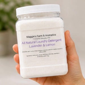 Puede incluir: Un recipiente rectangular transparente de detergente para ropa con tapa blanca, sostenido en una mano. La etiqueta dice "Maggie's Farm & Aromatics" y "All Natural Laundry Detergent Lavender & Lemon". El peso neto es de 340 gramos.