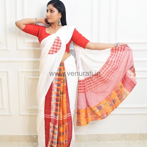 Peut inclure: Un sari blanc avec une bordure à carreaux rouges et oranges. Le sari a un chemisier blanc avec un patch à carreaux rouges sur le devant. Le sari est porté par une femme aux longs cheveux noirs. Le sari est un vêtement traditionnel indien.