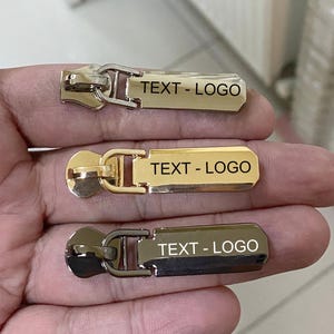 Tirador de cremallera personalizado grabado con láser: Cabezal de cremallera de metal y cuero, suministros personalizados de cabezales de cremallera de cuero - (11 x 47 mm) D104