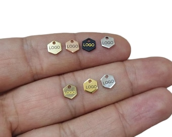Etiqueta grabada hexagonal láser personalizada, etiqueta personalizada de joyería, etiqueta de logotipo personalizada, 6 mm x 0.8 mm (grosor), hallazgos
