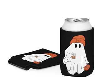 Puede incluir: Enfriador de latas negro con un fantasma blanco que lleva un gorro naranja con la palabra "Boo-jee" y sostiene una bebida. Un enfriador plano a juego está al lado del enfriador de latas. El fantasma tiene una calabaza en su regazo.