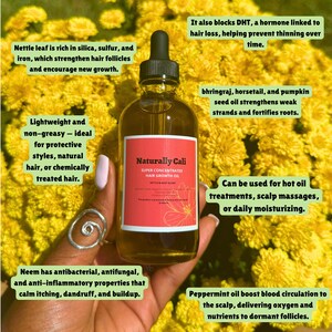 K&ouml;nnte beinhalten: Eine klare Glasflasche mit Naturally Cali Super Concentrated Hair Growth Oil mit rotem Etikett. Die Flasche wird vor einem Hintergrund aus gelben Blumen gehalten. Das Etikett listet Inhaltsstoffe und Vorteile auf.