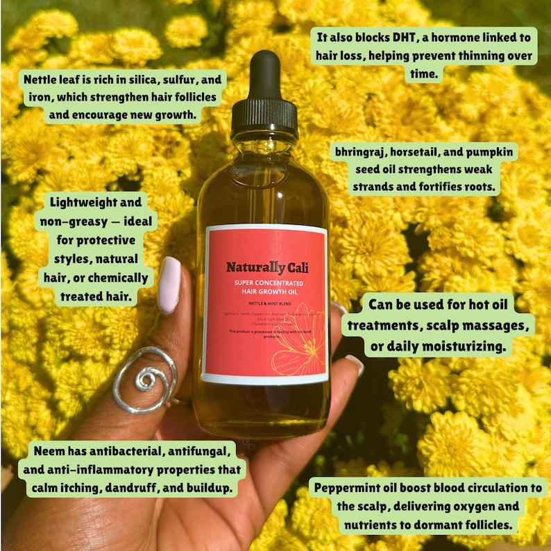 K&ouml;nnte beinhalten: Eine klare Glasflasche mit Naturally Cali Super Concentrated Hair Growth Oil mit rotem Etikett. Die Flasche wird vor einem Hintergrund aus gelben Blumen gehalten. Das Etikett listet Inhaltsstoffe und Vorteile auf.