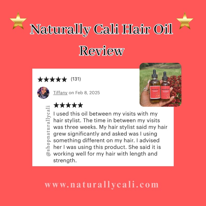 K&ouml;nnte beinhalten: Roter Hintergrund mit goldenen Sternen und dem Text "Naturally Cali Hair Oil Review". Eine Kundenbewertung enth&auml;lt ein Foto von zwei Haar&ouml;lflaschen. Die Bewertung stammt von Tiffany vom 8. Februar 2025.