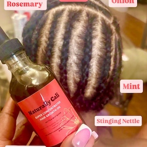 K&ouml;nnte beinhalten: Eine Flasche "Naturally Cali" hochkonzentriertes Haarwuchs&ouml;l mit einer Pipette. Das Etikett listet die wichtigsten Inhaltsstoffe auf: Rosmarin, Zwiebel, Minze, Brennnessel, Bhringraj und Amla. Der Hintergrund zeigt geflochtenes Haar.