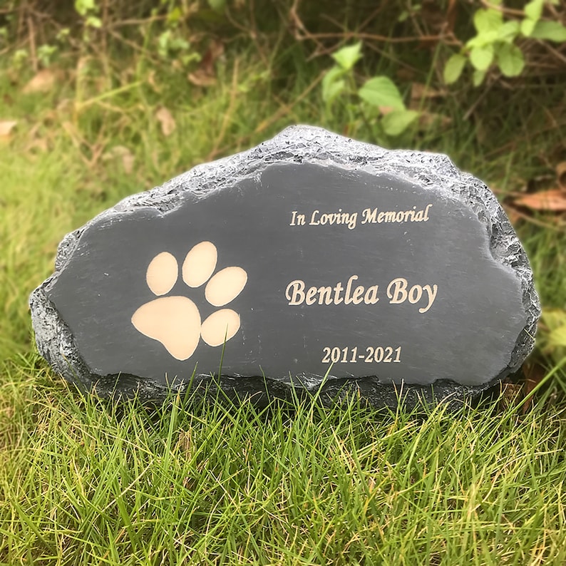 K&ouml;nnte beinhalten: Ein grauer Steindenkmal mit einem Pfotenabdruck und der Inschrift "In Loving Memorial, Bentlea Boy, 2011-2021".