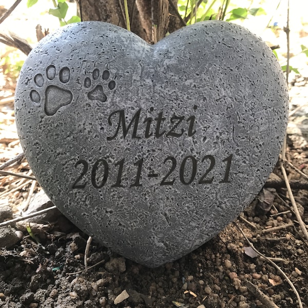 Personalized Paw Prints Pet Memorial Stones, Heart Shaped Dog Grave Marker, Custom Dog Garden Tombstone for Pet Sympathy Gift