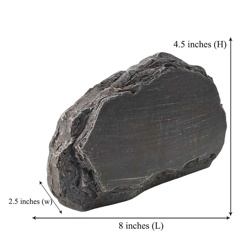 K&ouml;nnte beinhalten: Ein gro&szlig;er, dunkelgrauer, unregelm&auml;&szlig;ig geformter Stein mit einer rauen, strukturierten Oberfl&auml;che. Der Stein ist 20,3 cm lang, 11,4 cm hoch und 6,4 cm breit.