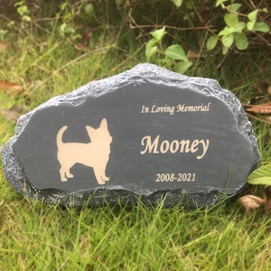 K&ouml;nnte beinhalten: Ein grauer Steindenkmal mit einer Silhouette eines Chihuahuas und dem Text "In Loving Memorial Moone 2008-2021".