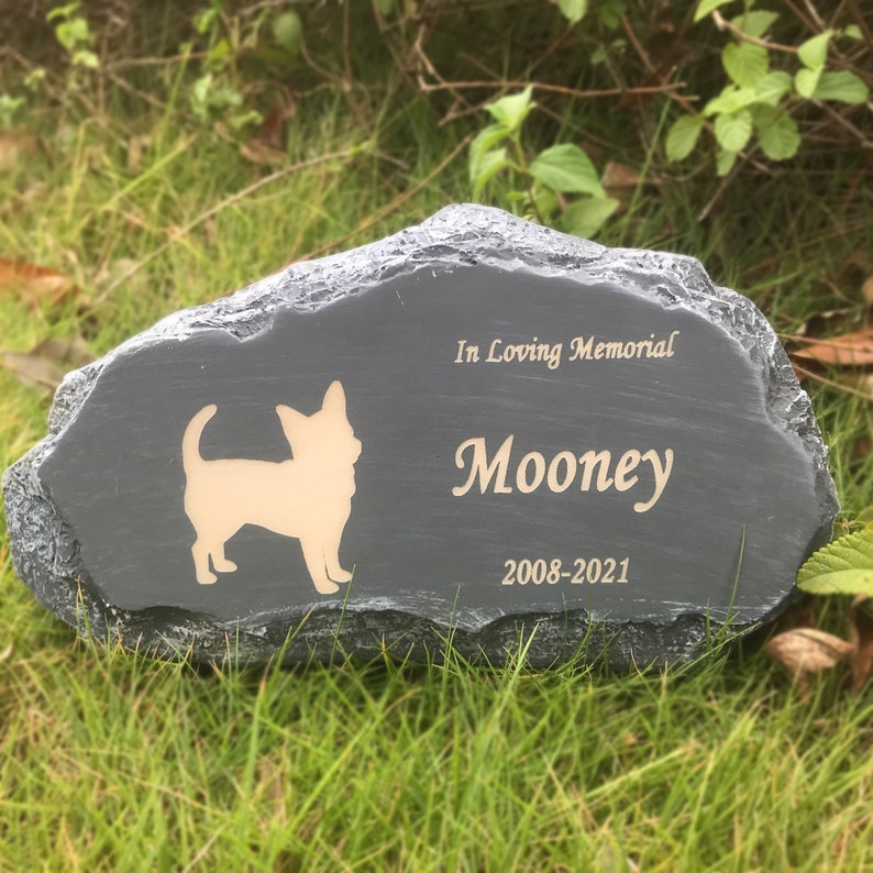 K&ouml;nnte beinhalten: Ein grauer Steindenkmal mit einer Silhouette eines Chihuahuas und dem Text "In Loving Memorial Moone 2008-2021".