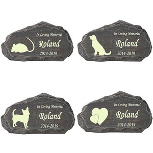 K&ouml;nnte beinhalten: Vier graue Steindenkm&auml;ler mit einer Silhouette eines Hundes, einer Maus, eines Chihuahuas und zweier Herzen. Jeder Stein tr&auml;gt den Text "In Loving Memorial Roland 2014-2019".