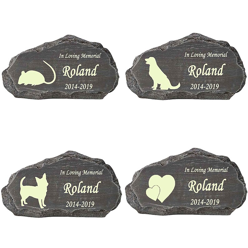 K&ouml;nnte beinhalten: Vier graue Steindenkm&auml;ler mit einer Silhouette eines Hundes, einer Maus, eines Chihuahuas und zweier Herzen. Jeder Stein tr&auml;gt den Text "In Loving Memorial Roland 2014-2019".