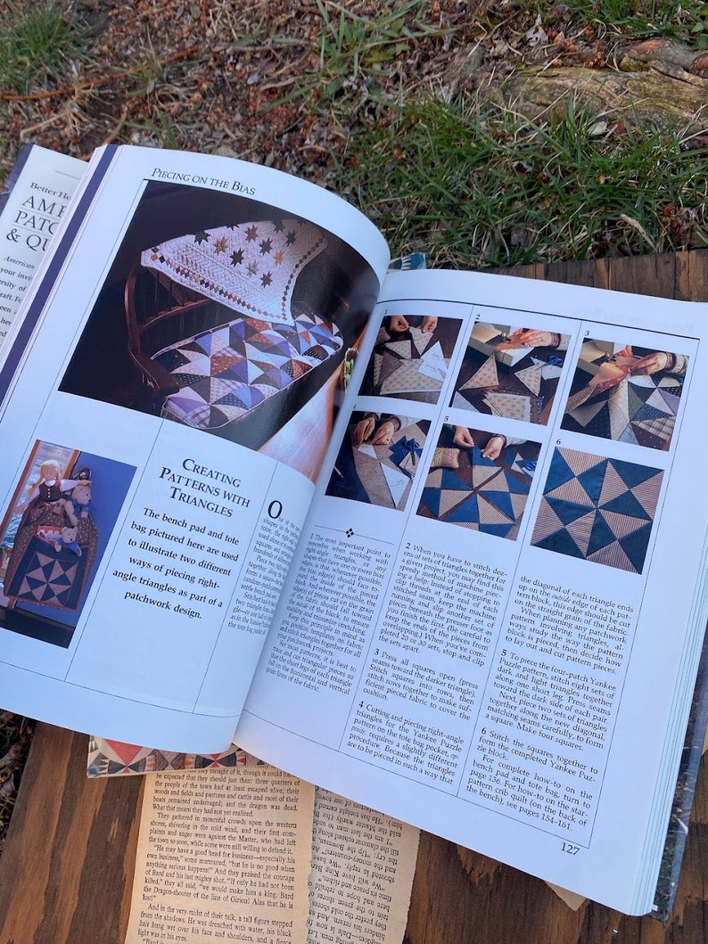 Pode incluir: Um livro aberto em uma p&aacute;gina sobre a cria&ccedil;&atilde;o de padr&otilde;es com tri&acirc;ngulos em patchwork. A p&aacute;gina apresenta uma foto de um banco com uma colcha feita de tri&acirc;ngulos azuis, marrons e brancos. O texto da p&aacute;gina explica como juntar os tri&acirc;ngulos para criar um design de patchwork.