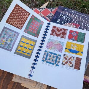 Pode incluir: Um livro intitulado "America Patchwork & Quilting" de Better Homes and Gardens. O livro apresenta uma variedade de designs de colchas, incluindo "Dorothy's Dilemma", "Holiday Chick Quilt", "Row the Kel Quilt", "Detalhe do "Inch Charm Dash" mostrando o design em blocos e acolchoado de cabo em treli&ccedil;as", "Detalhe do acolchoado de parede de estrela pin&ccedil;ada mostrando a borda e os designs de acolchoado", e "Detalhe do "Holiday Chick Quilt" mostrando quadrados pin&ccedil;ados e formas de chevron e diamante "Fat"".