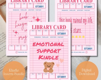 Op de afbeelding: Roze bibliotheekkaartontwerpen met tekst, waaronder "book hanger in prog" en "Emotional Support Kindle". De kaarten tonen het nummer 073891 en de woorden "Romance - Thriller - Mystery - Fantasy".