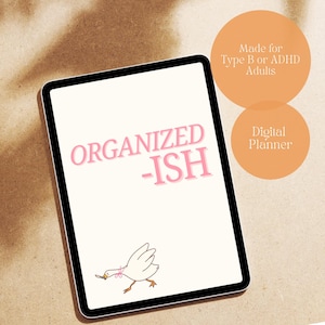 Puede incluir: Un planificador digital en una tableta, con el texto rosa "ORGANIZED -ISH" y un ganso de dibujos animados. Dos círculos naranjas muestran el texto "Made for Type B or ADHD Adults" y "Digital Planner".