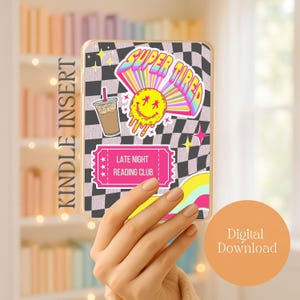 Könnte beinhalten: Eine Kindle Insert Hülle mit einem schwarz-weiß karierten Hintergrund und bunten Aufklebern. Die Aufkleber zeigen eine lächelnde Sonne mit den Worten "SUPER TIRED", ein Kaffeegetränk und ein pinkfarbenes Ticket mit "LATE NIGHT READING CLUB".