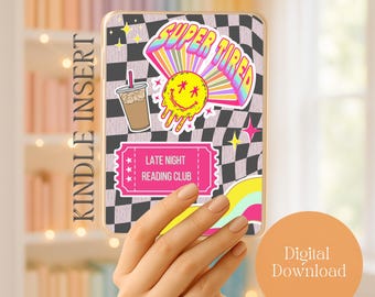 Op de afbeelding: Een Kindle Insert hoesje met een zwart-wit geblokte achtergrond en kleurrijke stickers. De stickers bevatten een lachende zon met de tekst "SUPER TIRED", een koffiedrankje en een roze ticket met "LATE NIGHT READING CLUB".
