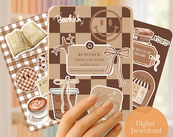Op de afbeelding: Een digitale downloadbundel met Kindle-invoegtoepassingen met een bruin en beige thema. De invoegtoepassingen bevatten stickers met een koffiekopje, een strik, een smiley en de tekst "Bookish" en "Reminder: a book a day keeps reality away."