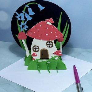 Handgemachte 3D Karte Feenhaus, Pop Up Fliegenpilz Haus, Glockenblumen, Geburtstagskarte, Blanko Karte, Karte des Mädchens, zauberhafte Karte, Wunschkarte