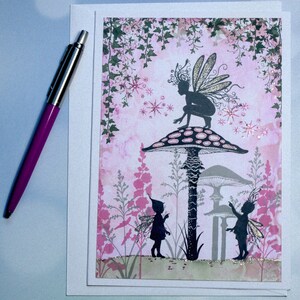 Carte de fée faite main, carte de fée rose scintillante, carte de fée sur un champignon vénéneux, carte d'anniversaire, carte vierge, carte de fille, carte magique, carte de voeux