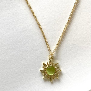 gold & green sun necklace, indie vintage retro gold necklace, sun pendant, green crystal necklace, trendy alt y2k jewelry, gold sun pendant