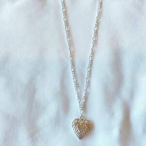 Peut inclure: Un collier avec un pendentif en forme de c&oelig;ur argent&eacute; et une cha&icirc;ne d&eacute;licate.