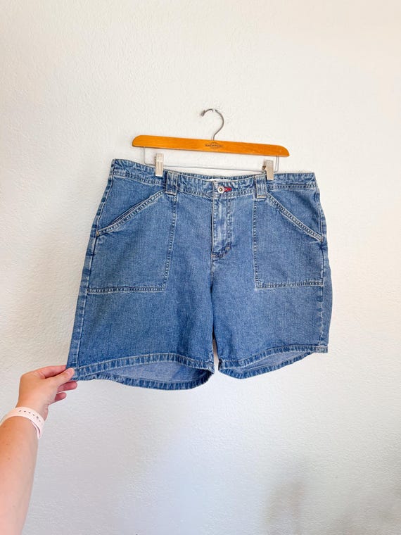 Tommy Hilfiger, 37”- vintage plus size Tommy Hilfiger mid rise denim shorts classic 90s summer wear cotton denim