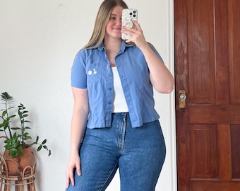 Blusa corta con botones y bordado floral azul vintage de mezcla de lino, estilo cottagecore de los años 90.