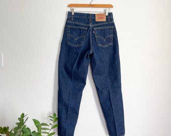 28&quot;- vintage Levi&#39;s 90s dark wash 550 relaxed fit tapered high rise mom jeans 100% cotton classic streetwear