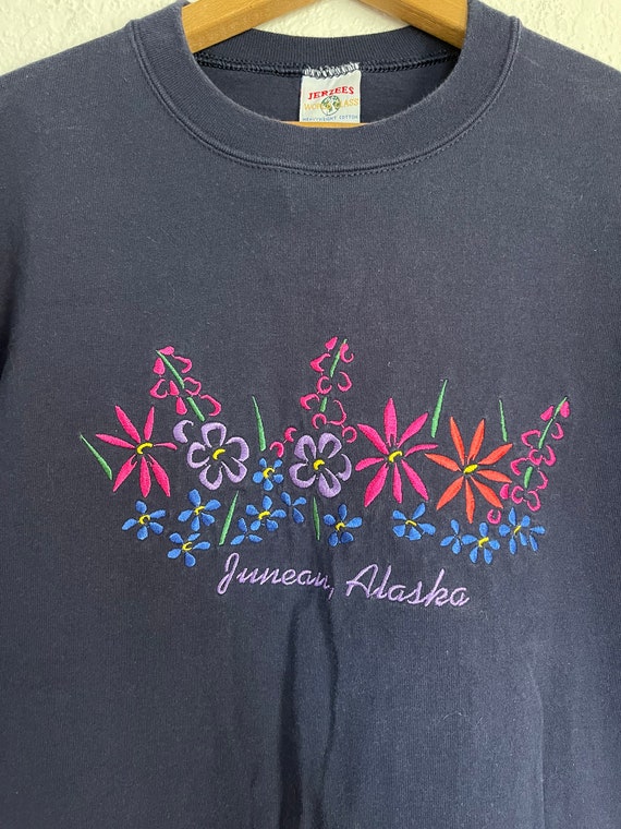 L- vintage Juneau Alaska wildflower embroidered s… - image 5