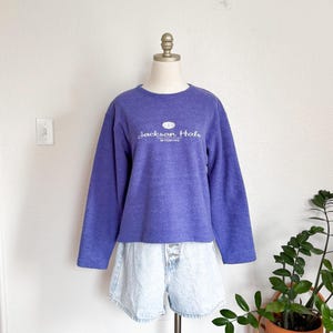 L- vintage Jackson hole Wyoming lavender embroidered souvenir sweatshirt cropped cute women’s outdoors crewneck
