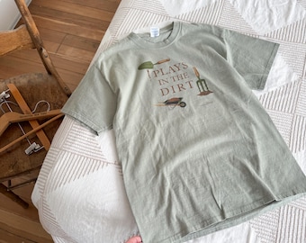 M - Camiseta gráfica vintage "Juega en la tierra" con jardinería, estilo cottagecore, terroso y granola.