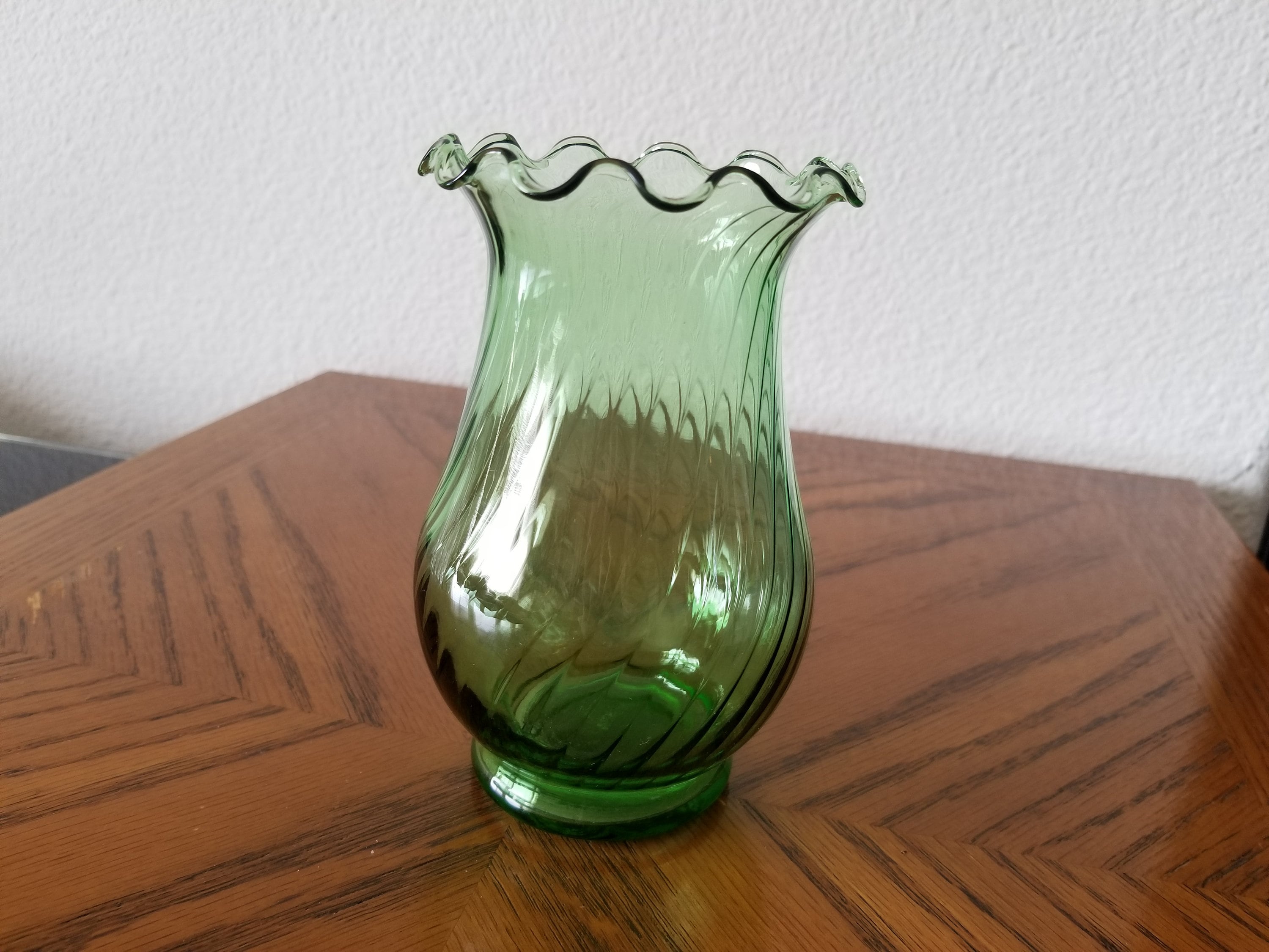 Spiral Optic Emerald Green Glass 5 1/2 inch Tall Vase with Scalloped Edge