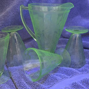 Uranium Jeanette Glass Poinsettia 32 oz Pitcher and 5 Footed Tumblers Set, Excellent Condition