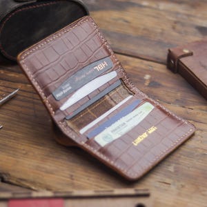 Cartera de hombre de piel curtida vegetal hecha a mano - El mejor regalo para él - Cartera premium para hombre - Cocodrilo marrón