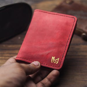 Tarjetero de piel curtida vegetal para hombre, hecho a mano - El mejor regalo para él - Cartera premium para hombre - Rojo prismático