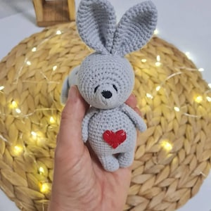 Gehäkelter Hase, Baby Spielzeug 6-12 Monate, Fotografie Hase, Schläfriger Hase, Newborn Spielzeug, Kleines Häschen, Mini Häkeltier Hase, Neugeborenen Spielzeug