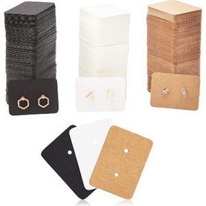 Puede incluir: Un juego de 100 tarjetas de exhibición para pendientes en negro, blanco y marrón. Cada tarjeta tiene dos agujeros para exhibir pendientes. Las tarjetas son perfectas para mostrar tus joyas.