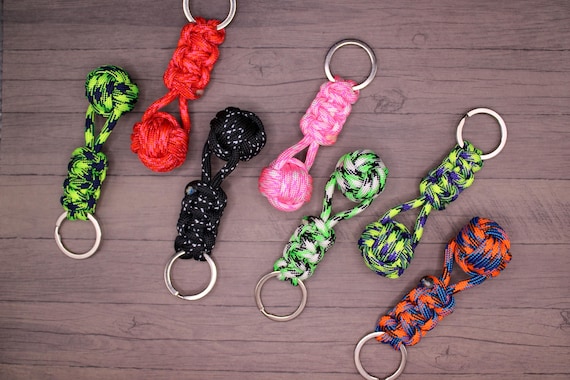 Portachiavi Con Pugno Di Scimmia Intrecciato A Mano Con Pugno Di