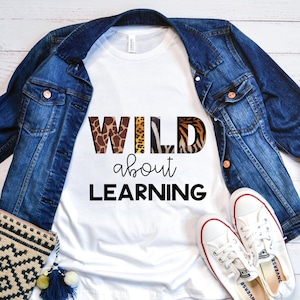Koszulka Wild About Learning, Koszulka dla nauczyciela | koszulka świąteczna dla nauczyciela, krótkie cytaty dla nauczycieli, Sprawdź więcej!