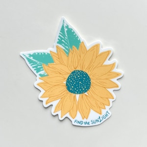 Puede incluir: Un girasol amarillo con hojas verde azuladas y el texto "FIND the SUNLIGHT" impreso debajo.